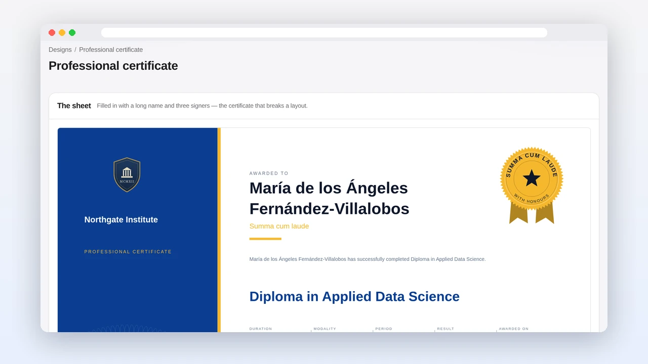 Un certificado de finalización emitido con Emitcert, con escudo, firmantes y un código QR. Institución y destinatario ficticios.